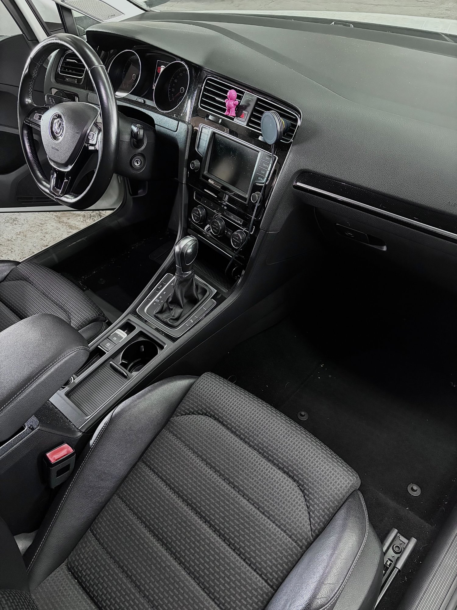 Vyčistená palubná doska a interiér VW Golf 7 po detailingu — LEER LAB.